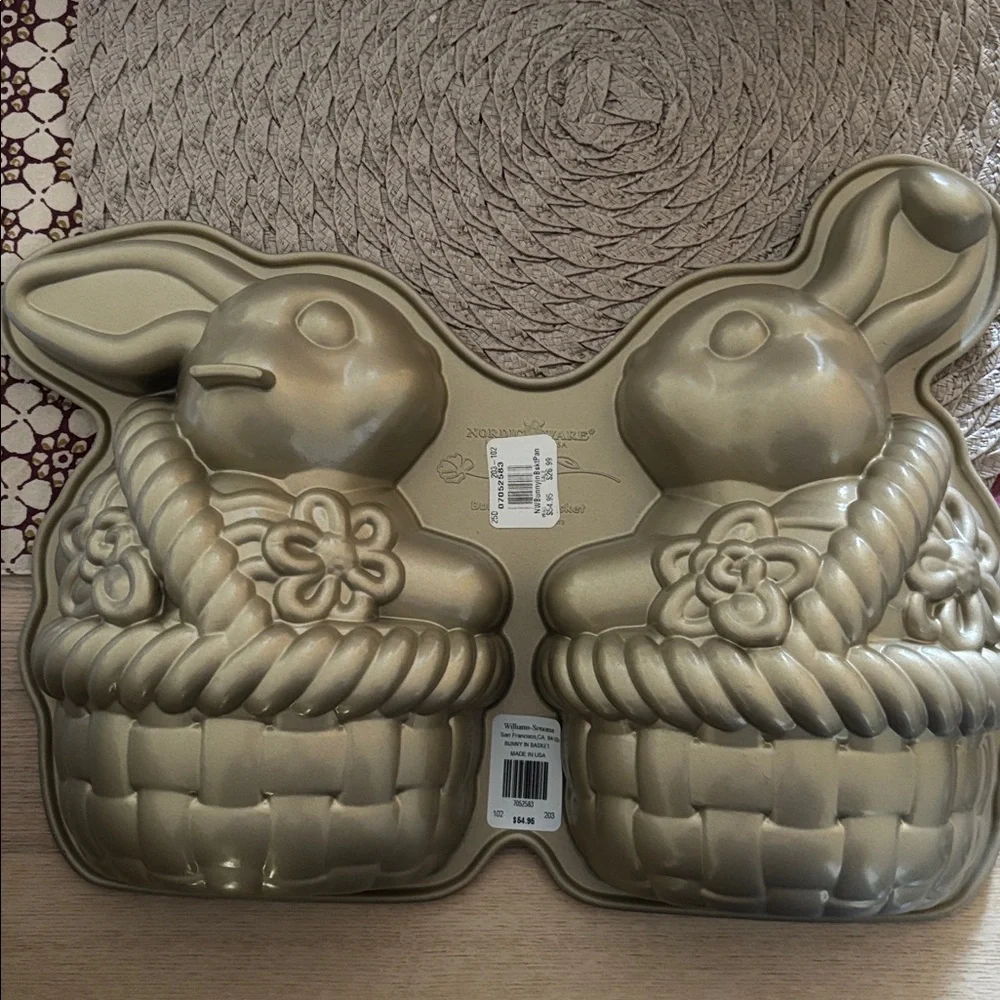 Williams Sonoma Nordic Ware Nonstick Cast Aluminum Easter Bunny Pan